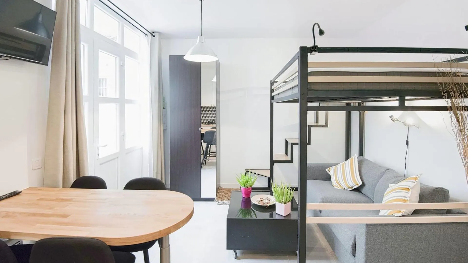 Charming Studio Steps Away From Montmartre Paris
